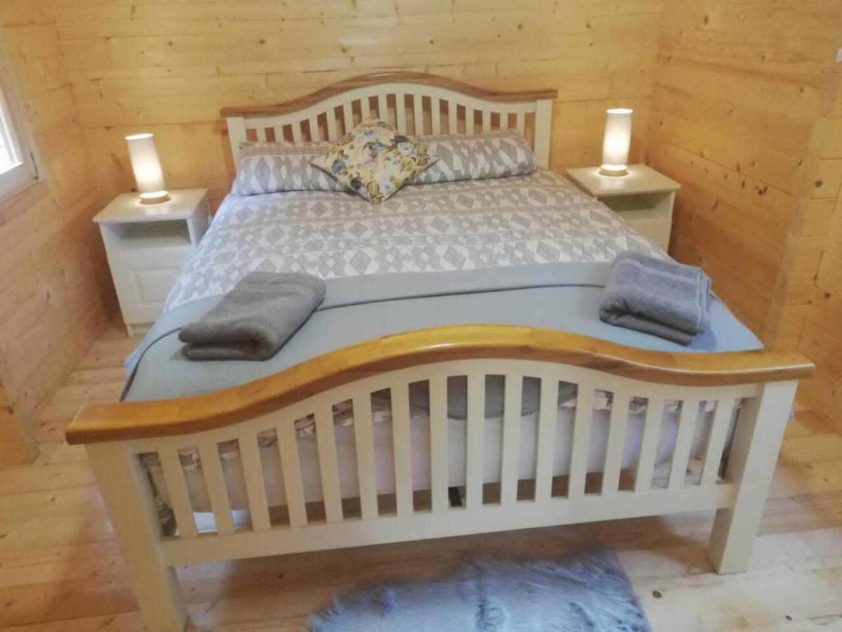 Stunning Log Cabin On The Lake Portroe Eksteriør bilde