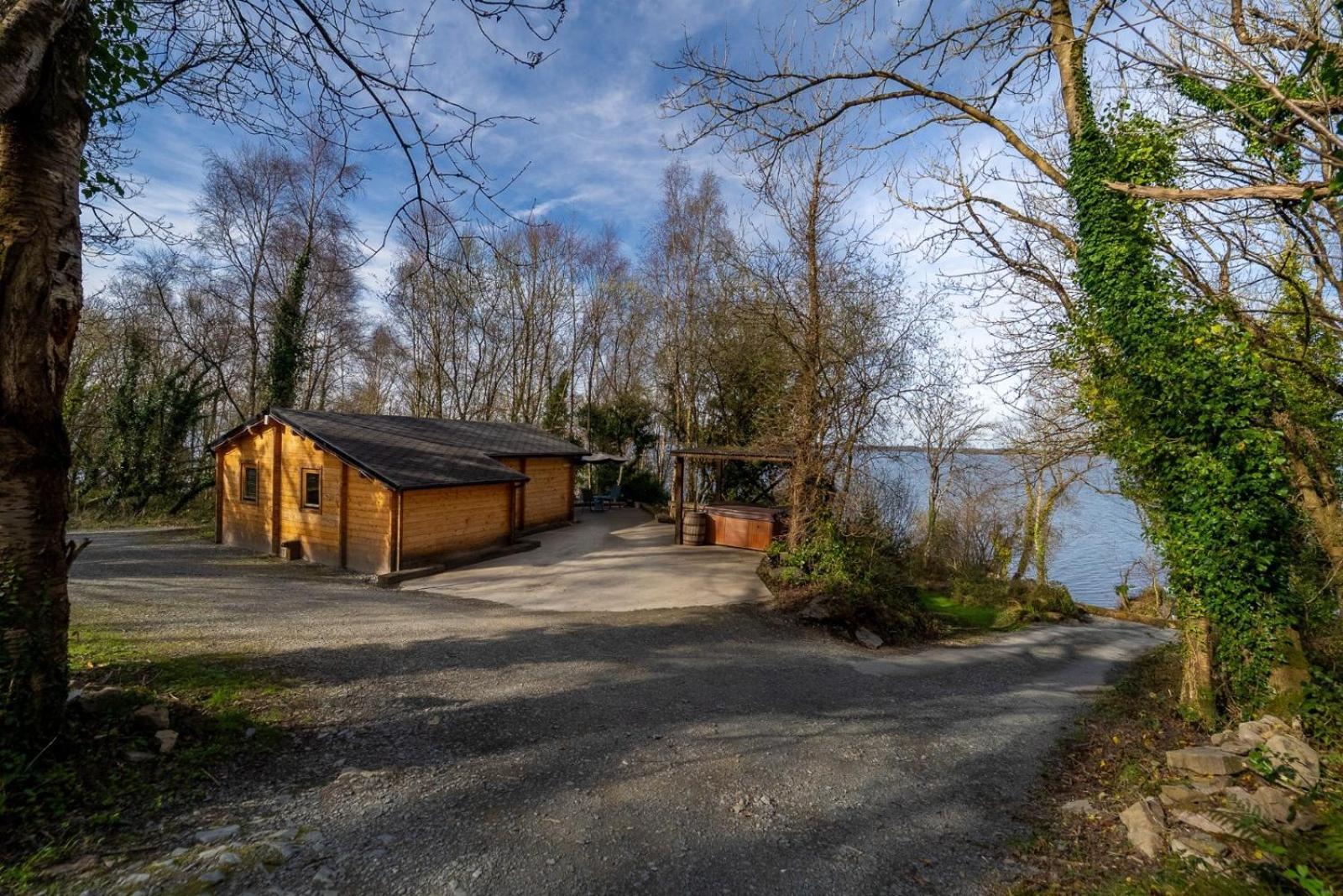 Stunning Log Cabin On The Lake Portroe Eksteriør bilde